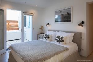 Saint BarthelemyOn the Beach , in Saint Barth... Mellow Mood Villa的卧室配有一张带白色床单和枕头的大床。