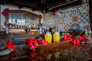 德雷克The Tranquilo Lodge, Adult Only, All meals included的酒吧,带2杯橙汁的吧台