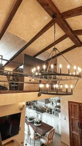 底拉斯卡拉TRASTEVERE的厨房配有吊灯、桌椅