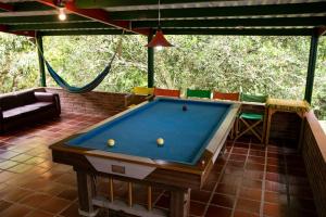 拉维加Ecohotel Monteverde的带吊床的客房内的台球桌