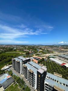 哥打京那巴鲁K Avenue Seaview Nearby Kota Kinabalu Airport的城市高楼高空景观