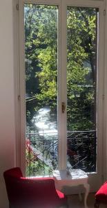 CanzoIl Mulino di Valeria的窗户享有外面的花园的景致。