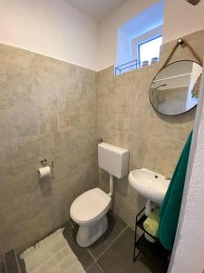 卡利Kaleta apartman的浴室配有白色卫生间和盥洗盆。
