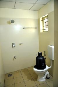 科泽科德MARHABA PALACE的浴室设有卫生间和座位。
