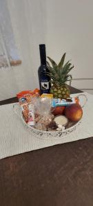 卡利Kaleta apartman的桌上的食品篮和一瓶葡萄酒
