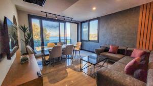 博德鲁姆Yalikavak Sea View Residence的客厅配有沙发和桌子