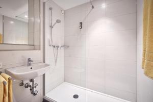 肯普滕MY公园酒店的带淋浴和盥洗盆的白色浴室