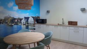 鹿特丹BLRK 285的河景厨房(带桌子)