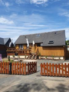 卡布尔Chalet à Cabourg的前面有围栏的木屋