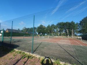 卡布尔Chalet à Cabourg的网球场,带网