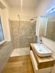 Nova MilaneseCASA NOVA Luxury Apartment Suite Fichi d'India的浴室配有白色水槽和淋浴。