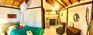 阿亚姆佩Hostal Los Orishas的带壁炉的客房内的一间卧室配有一张床