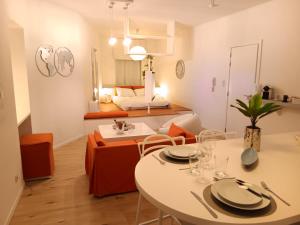 沙勒罗瓦The Luxury White Suite的一间带餐桌的客厅和一间卧室