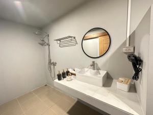 Ban Huai KhaiArabica Lodge (อาราบิก้า ลอดจ์)的白色的浴室设有水槽和镜子