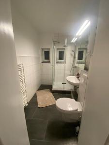加尔布森Messewohnung/Monteurwohnung的浴室设有2个水槽、卫生间和镜子。
