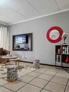 SandtonTevin Nest的客厅配有沙发和墙上的电视