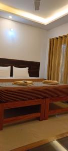 阿贡达Oasis Beach Resort的一间卧室配有一张木架大床