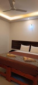 阿贡达Oasis Beach Resort的一间卧室设有一张带天花板的大床