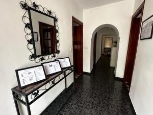 多列毛利诺斯Villa Remedios的走廊上墙上的镜子和桌子