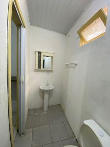 伊达贾伊Itajai Quartos e Suites的一间带水槽和镜子的浴室
