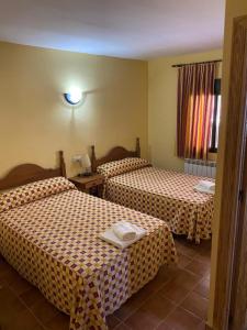 MolinicosCASA NICOLAS的酒店客房设有两张床和窗户。