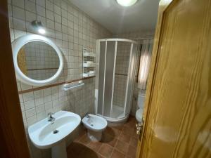 MolinicosCASA NICOLAS的一间带水槽、卫生间和镜子的浴室