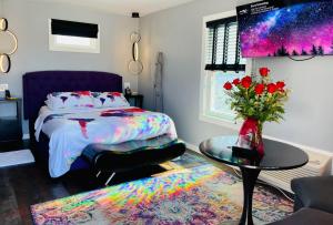 卡斯特EO Bungalows, Black Hills的一间卧室配有一张床和一张花瓶桌子