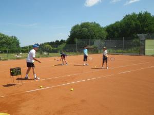 布兰肯海姆Ferienhaus-Freilingen的一群人在网球场打网球