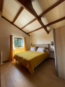 圣若瑟Austral House-chalet sud sauvage的一间卧室,卧室内配有一张大床