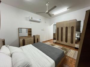 阿尔哈姆拉Relaxation Oasis的一间带大床的卧室和一间浴室