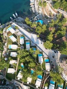 马尔马里斯Z-Villas Beach Hotel的享有树木和水景的度假胜地的空中景致