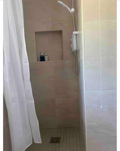 Rivory1970s Carratraw Chalet的浴室内配有淋浴帘。