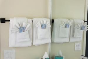 基韦斯特Tranquillity Guest House的浴室内架上一组毛巾