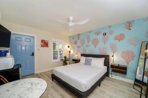 基韦斯特Tranquillity Guest House的一间卧室设有一张床和蓝色的墙壁