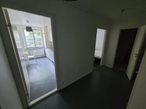 斯德哥尔摩Home Inn KG49的空房间,有门开到厨房