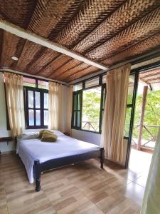 埃尔扎伊诺Kankui Lodge的一间设有床铺的卧室,位于带窗户的房间内