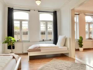 汉诺威Golden Deer Apartment - 3 Schlafzimmer - Zentrum - 92m²的一间卧室设有两张床和两个窗户。