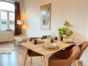 汉诺威Golden Deer Apartment - 3 Schlafzimmer - Zentrum - 92m²的一间带桌椅的用餐室和一间餐厅。