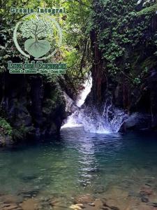 Granja Integral Luz Del Corazon的河中瀑布的照片