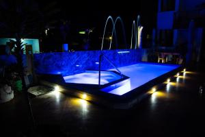 阿约拉港EXCLUSIVE CONDO GALAPAGOS & BEYOND 2的夜间后院的游泳池