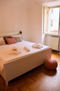 阿奎泰尔梅Cozy Flat in Piemonte的卧室配有白色床和毛巾