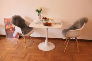 阿奎泰尔梅Cozy Flat in Piemonte的一张桌子,上面有两把椅子和一盘食物