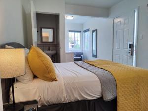 洛杉矶海洋公园旅馆的一间卧室配有一张带黄色枕头的床。