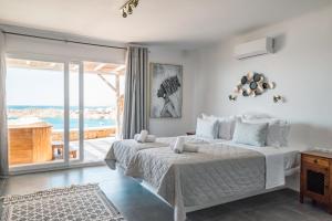 天堂海滩New Paradise Beach Resort的一间卧室配有一张床,享有海景
