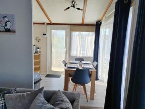 亨斯坦顿Dog Friendly 8 Berth Lodge, 600 Yard's From The Beach In Hunstanton的客厅配有桌子和沙发