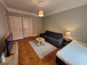 斯德哥尔摩Home Inn FKG110的客厅配有床和沙发