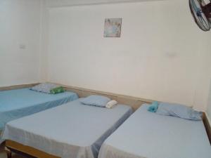 拉乌尼翁Hostal Santa Marta的配有蓝色床单的客房内的两张床