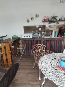 拉乌尼翁Hostal Santa Marta的一间带桌子的客厅和一间厨房