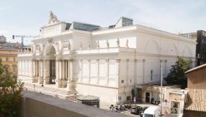 罗马Esposizione Luxury Rome的一座白色的大建筑,上面有雕像