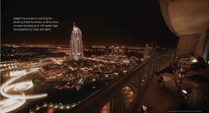 迪拜阿尔巴哈尔市中心公寓的建筑在晚上可欣赏到城市美景